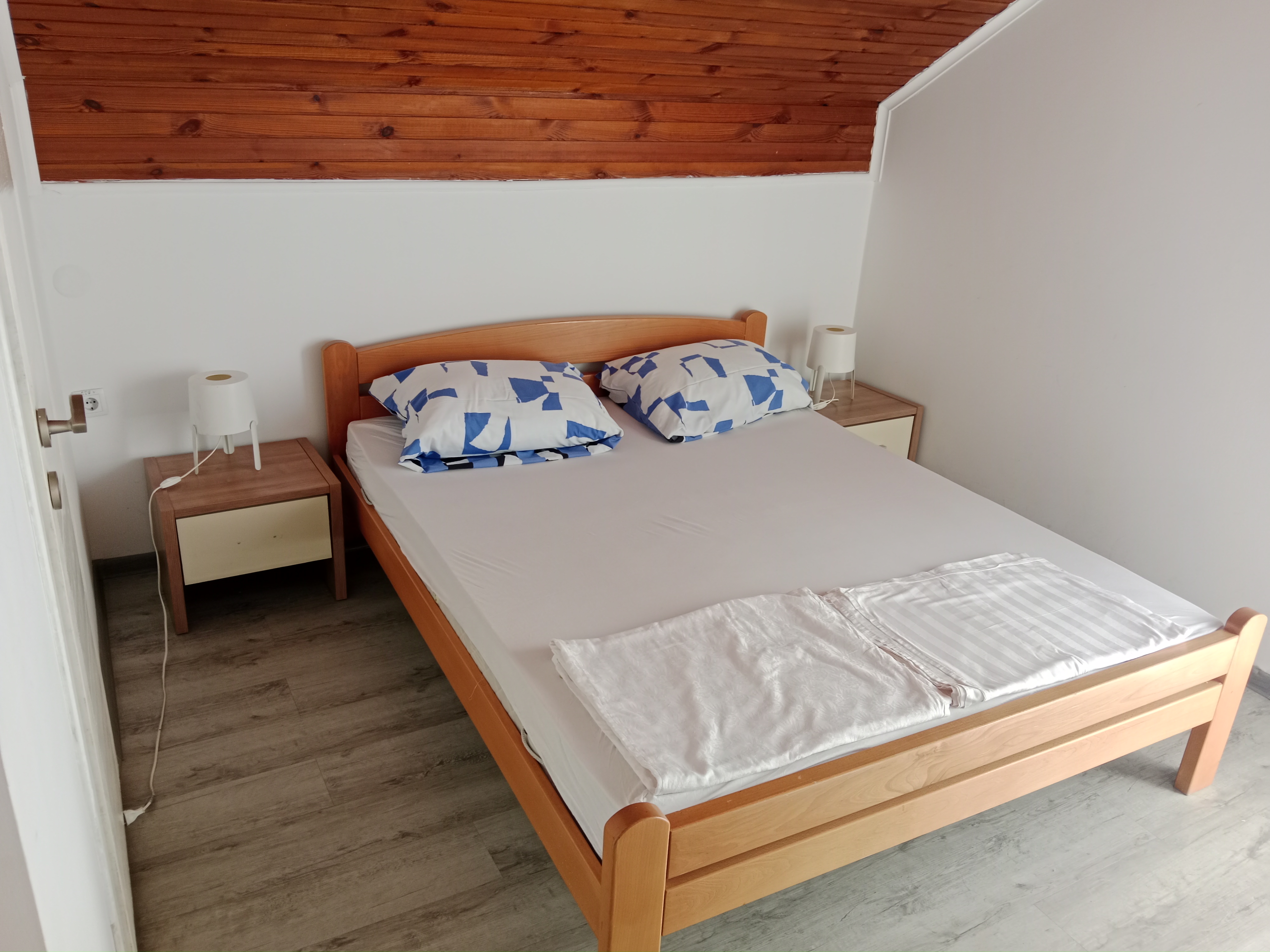 Uređena soba za gosta sa drvenim nameštajem