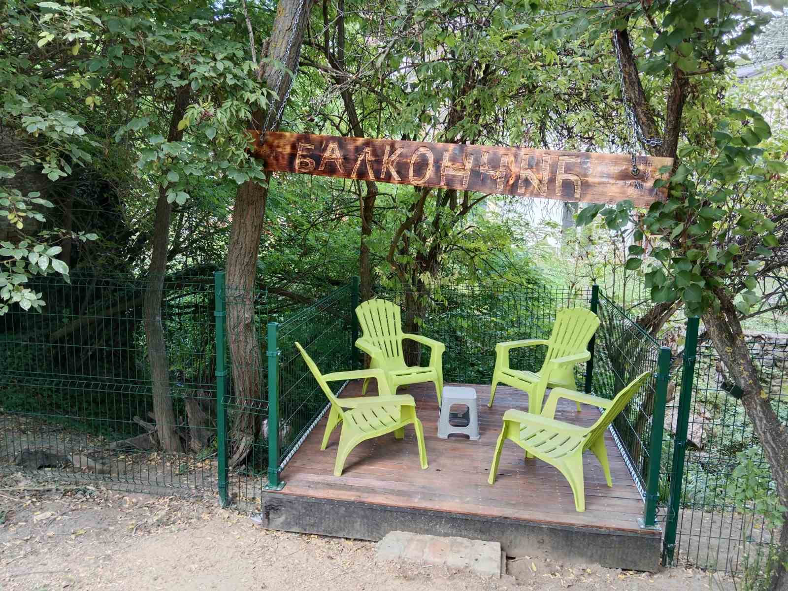 Veranda sa stolicama za sedenje