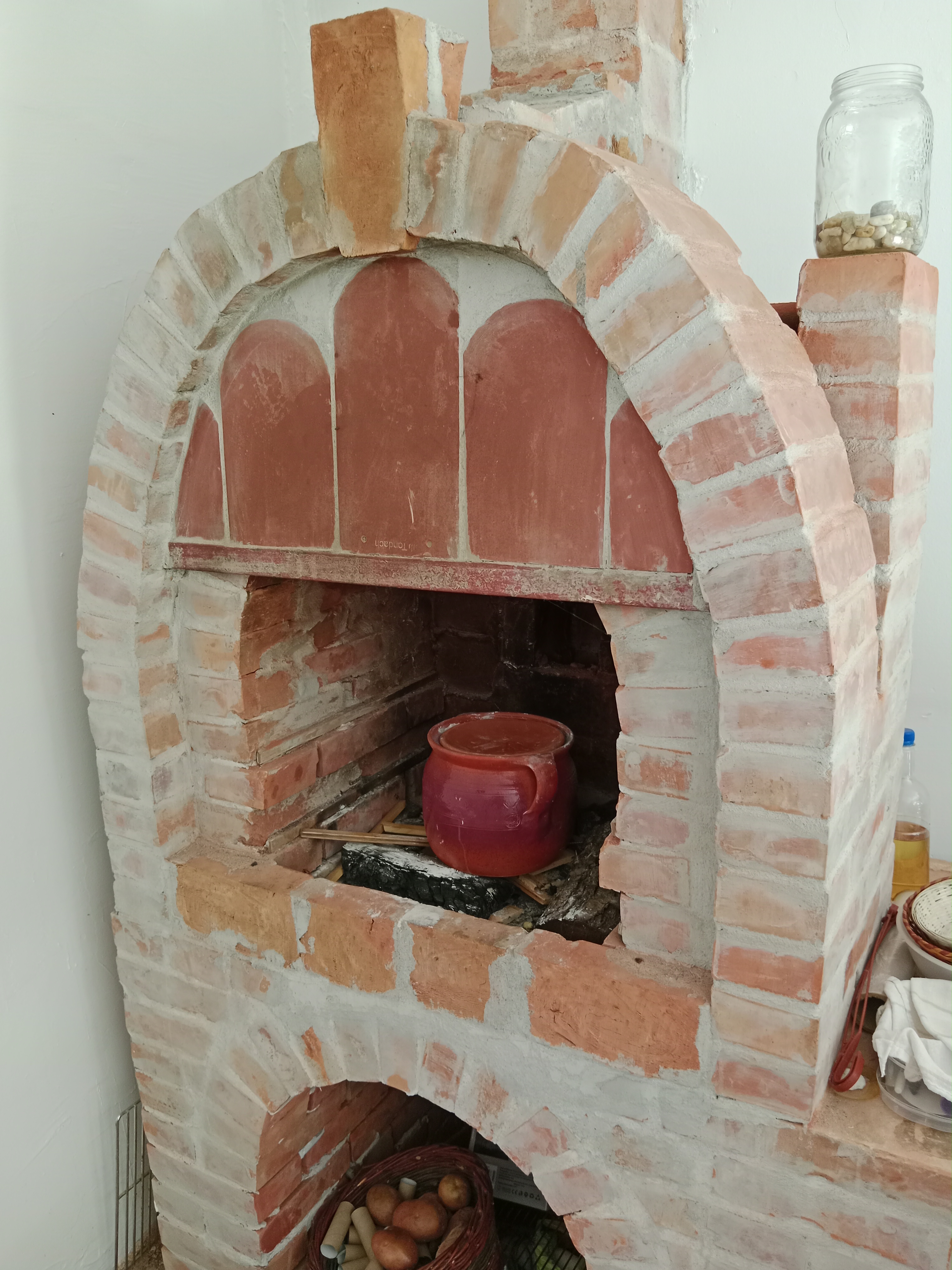 Vatra u kaminu u večernjim satima