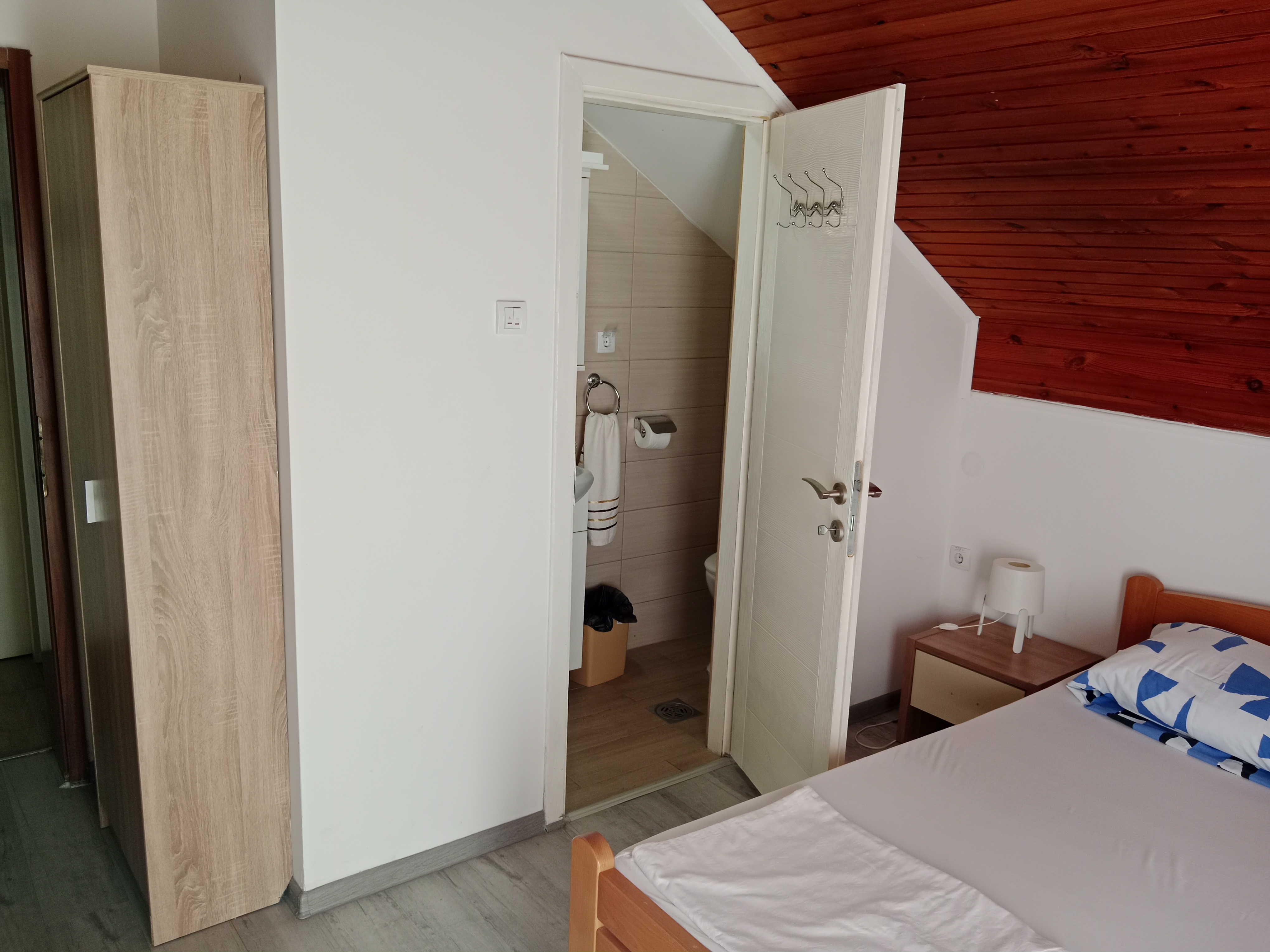 Soba Voćnjak sa drvenim krevetom
